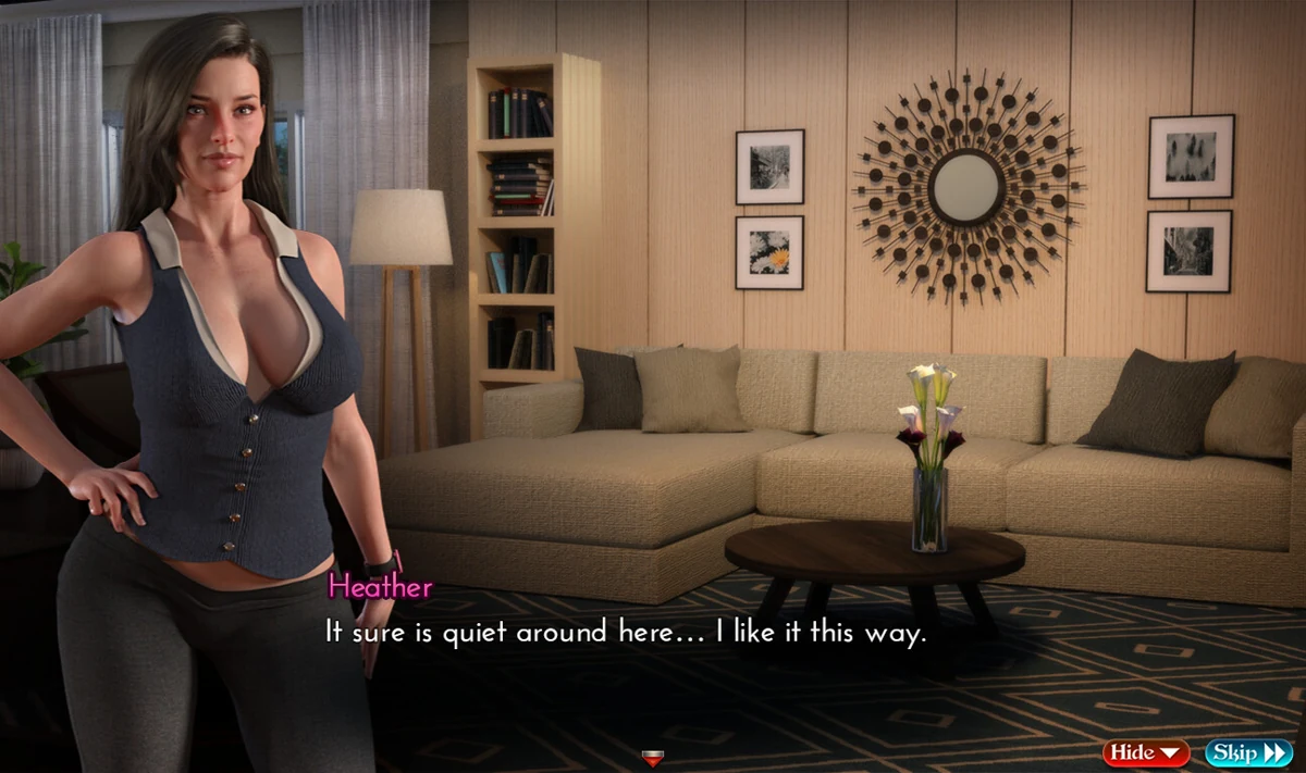 Heather conversa em uma sala de estar usando uma blusa escura sem mangas.
