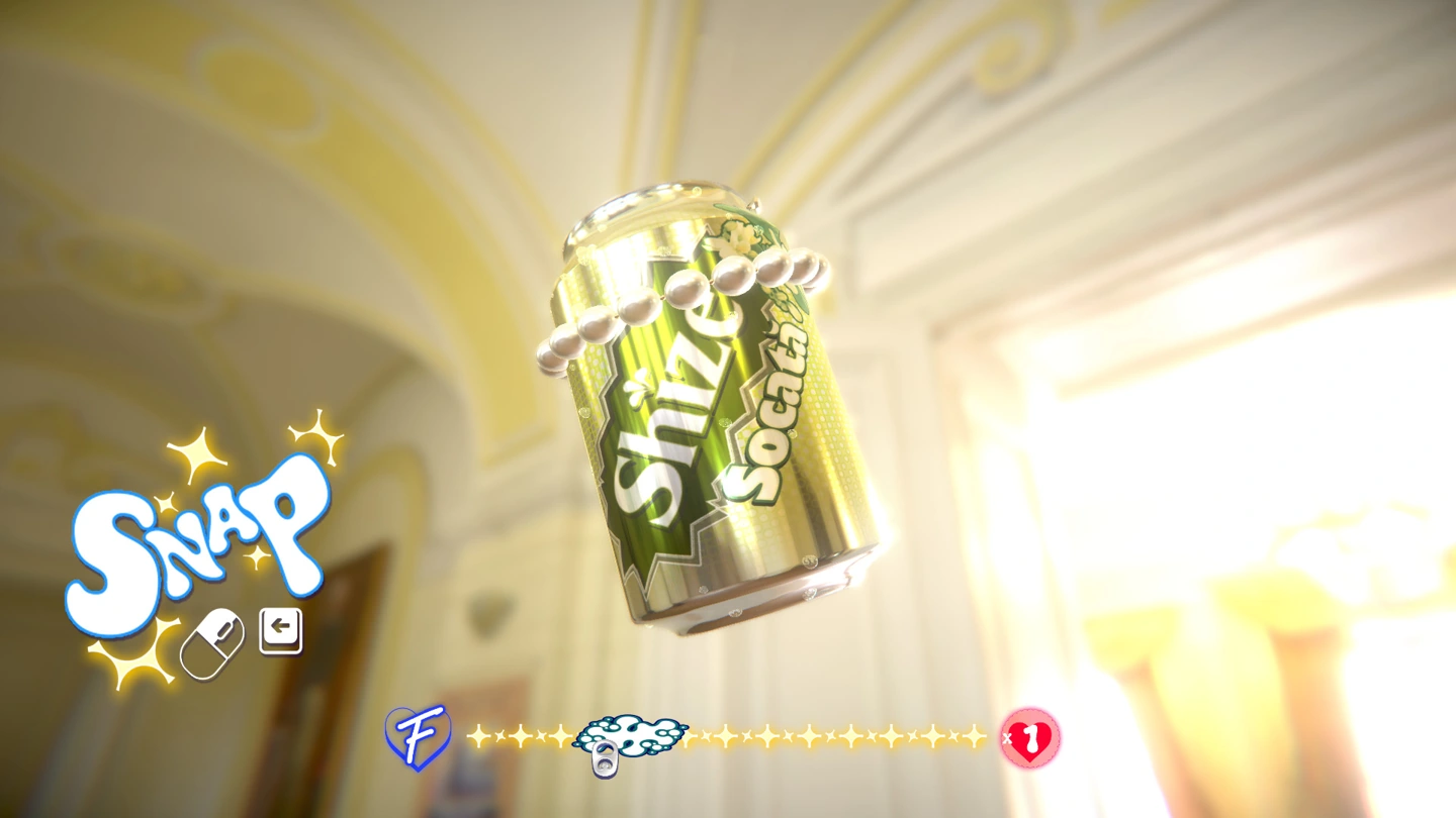 Une canette de soda dorée décorée de perles apparaît à côté de la commande Snap dans une pièce ensoleillée.