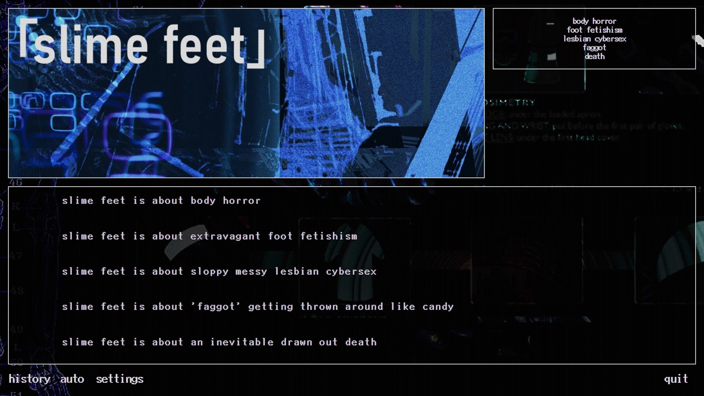 Un collage blu con il titolo appare sopra l'elenco scritto dei temi adulti e horror del gioco.