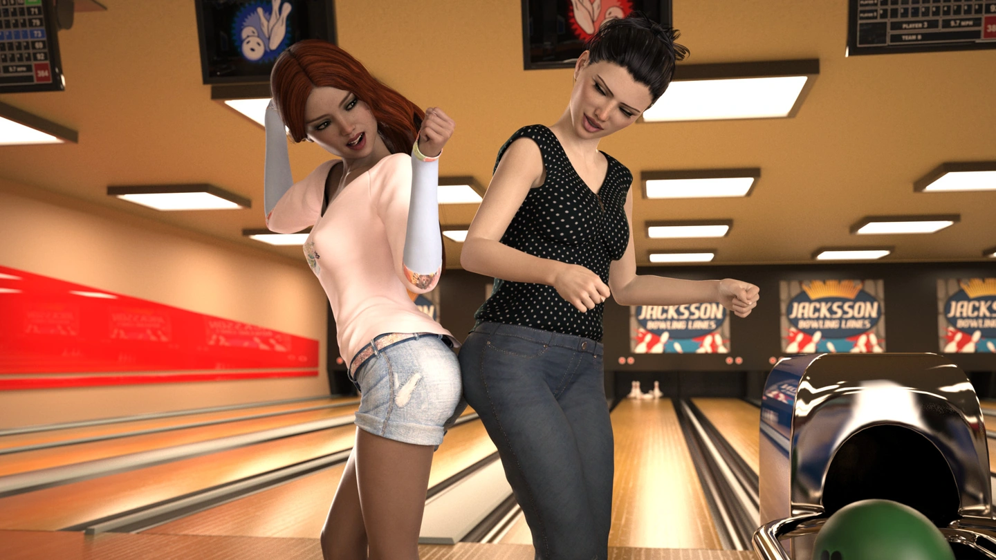 Zwei Frauen feiern in einer Bowlinghalle, eine in einem rosa Oberteil und Shorts, die andere in einem gepunkteten Oberteil und Jeans.