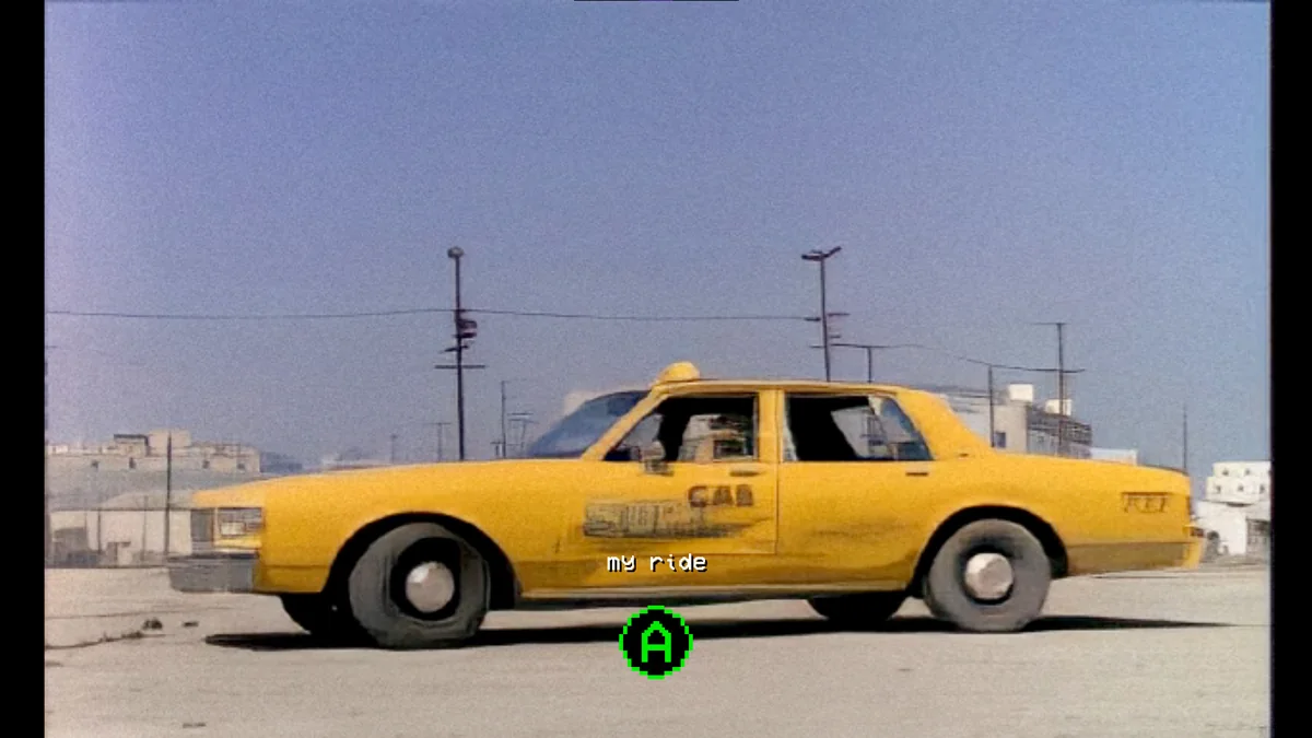 Un taxi giallo e un invito a prendere una decisione sullo schermo in American Hero Unrated.
