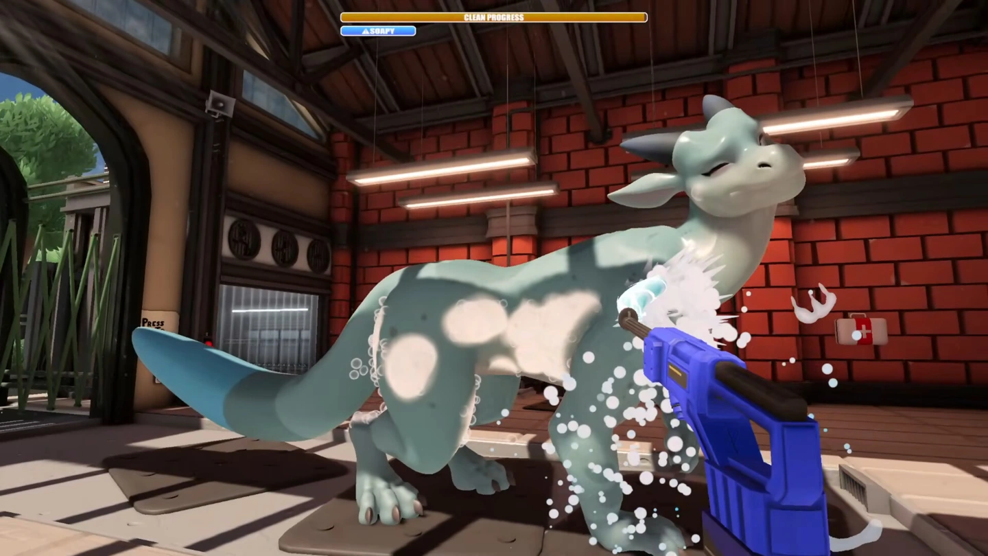 Un pistolet de nettoyage bleu projette de la mousse blanche sur le cou d'un dragon gris debout dans la cabine de lavage.