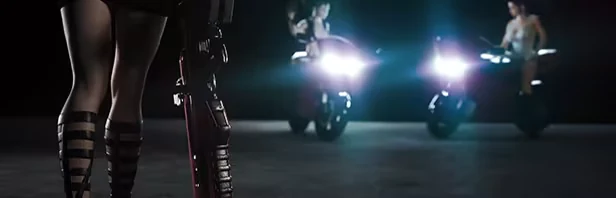 Bekleidete Motorradfahrer stehen in einem Werbe-Artwork zu City of Broken Dreamers einer bewaffneten Gestalt gegenüber.