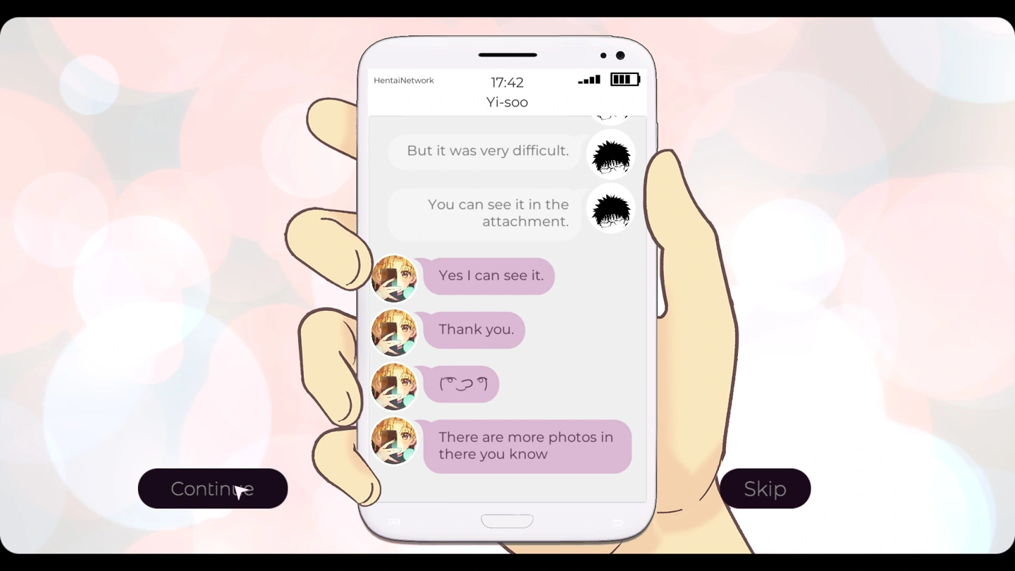 Une main tient un téléphone affichant un échange de messages avec Yi-soo et de petites photos de profil.